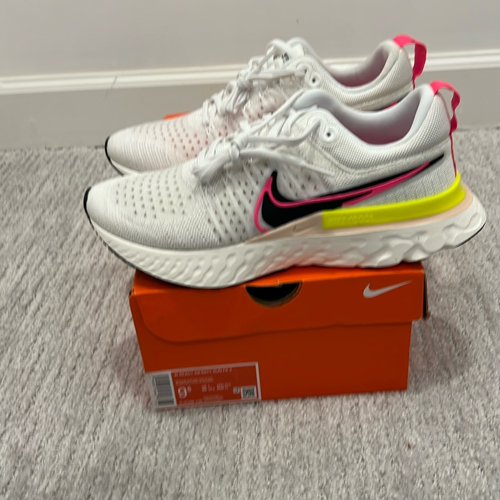 NEW Nike women’s white running shoes